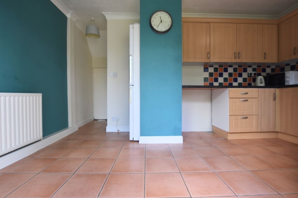 Property photo 3 of 21 39 Carroll Close Dining 2