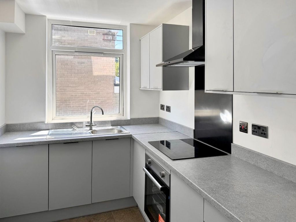 Property photo 3 of 11 Kitchen