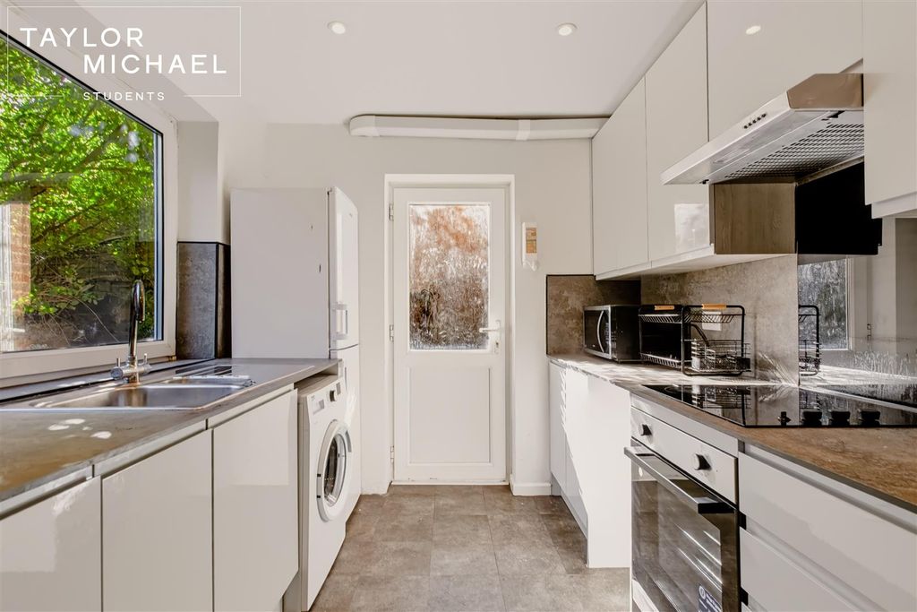 Property photo 2 of 31 Kitchen