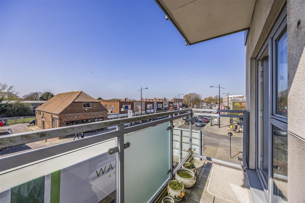 Property photo 2 of 11 Flat 4, South Park Court, Bulbeck Road, Havant-Por