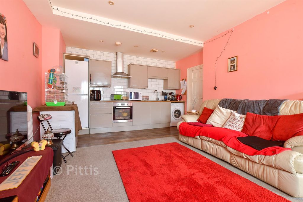 Property photo 1 of 8 Kitchen/ Living Room