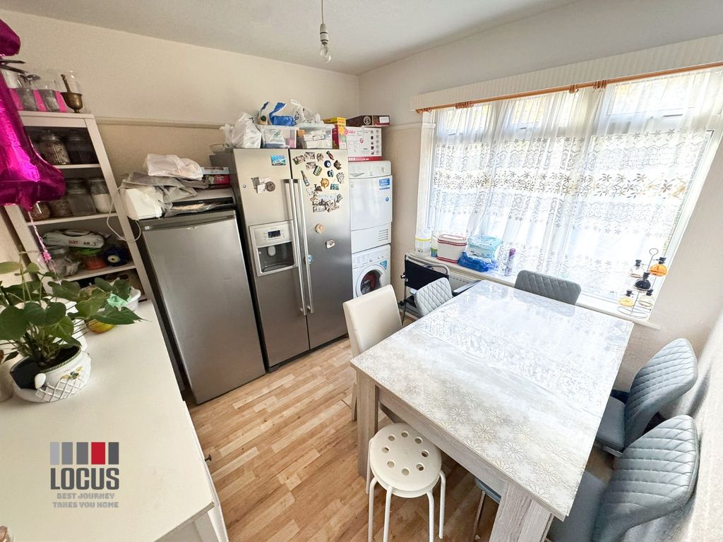 Property photo 1 of 7 Photo 4