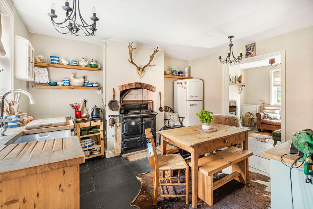 Property photo 3 of 18 Kitchen
