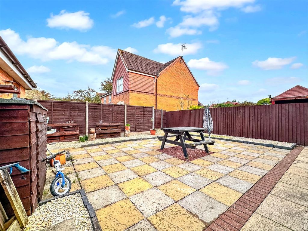 Property photo 3 of 21 Generous Low-Maintenance Rear Garden 542