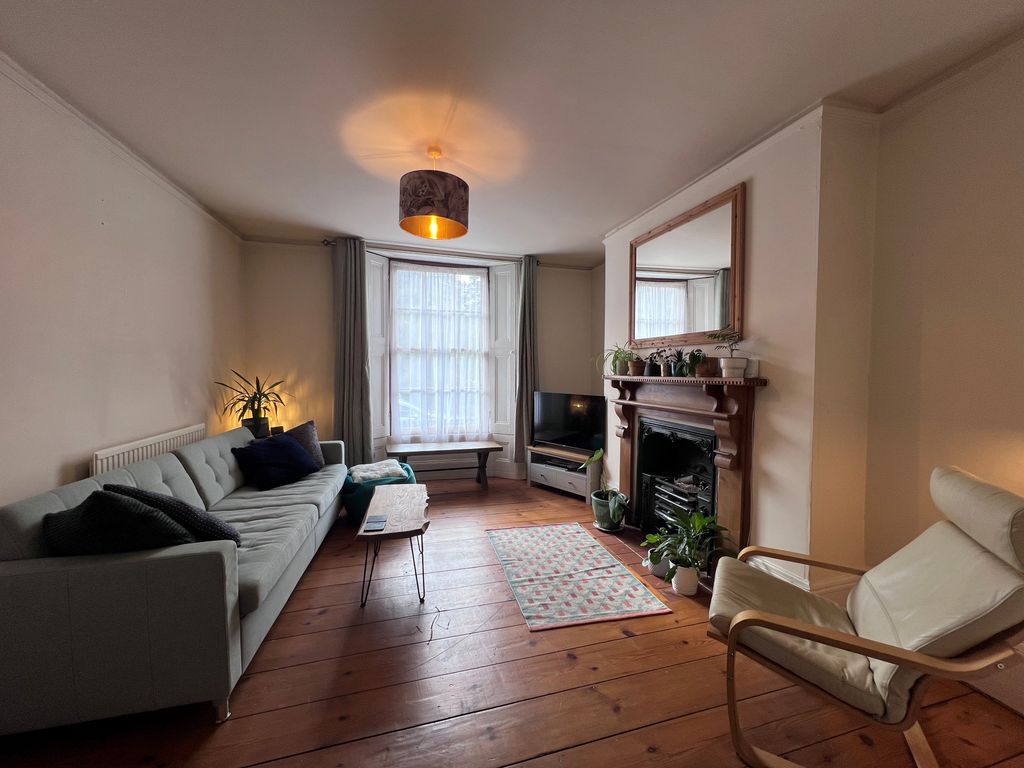 Property photo 3 of 10 Living Room