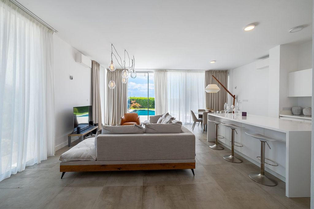 Property photo 3 of 25