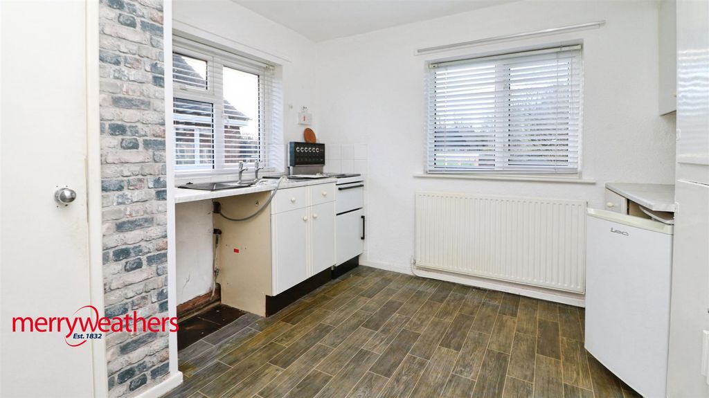 Property photo 3 of 7 Kitchen