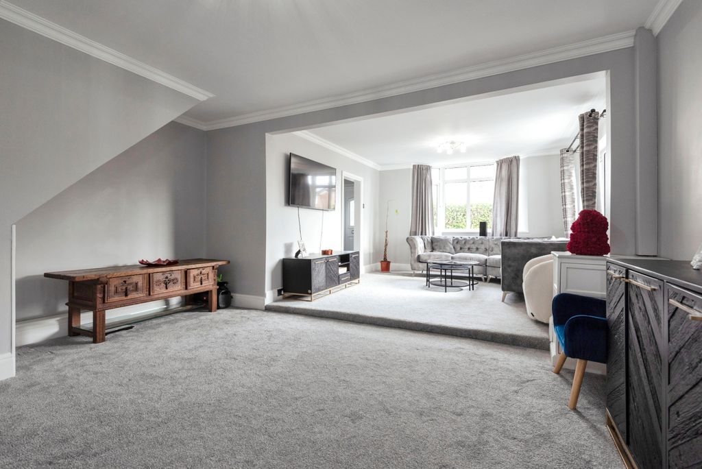 Property photo 3 of 16 Lounge