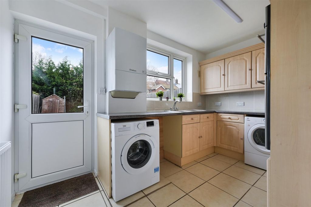 Property photo 1 of 16 Bletchingley Close (4).Jpg