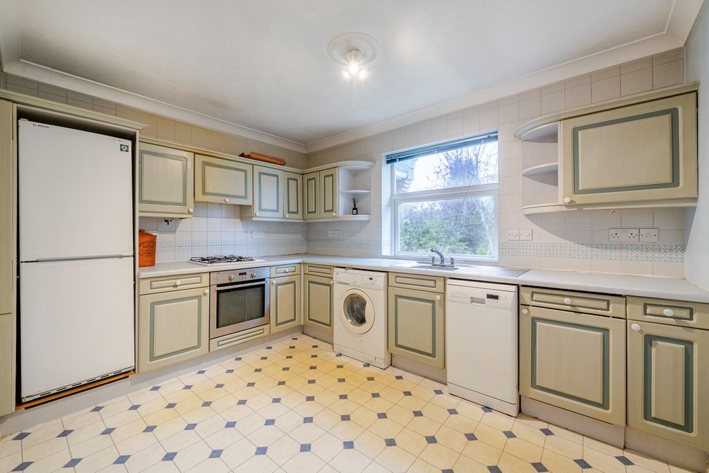 Property photo 2 of 11 1396401-10-695F9E...