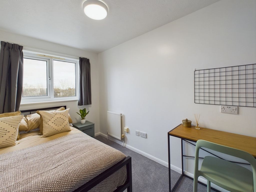 Property photo 2 of 23 A Bright And Inviting Double Bedroom With Modern d...