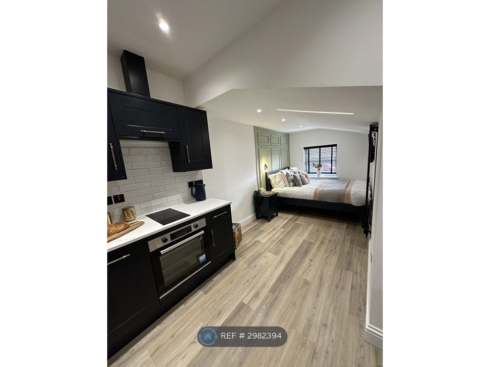 Property photo 1 of 15 Room 4