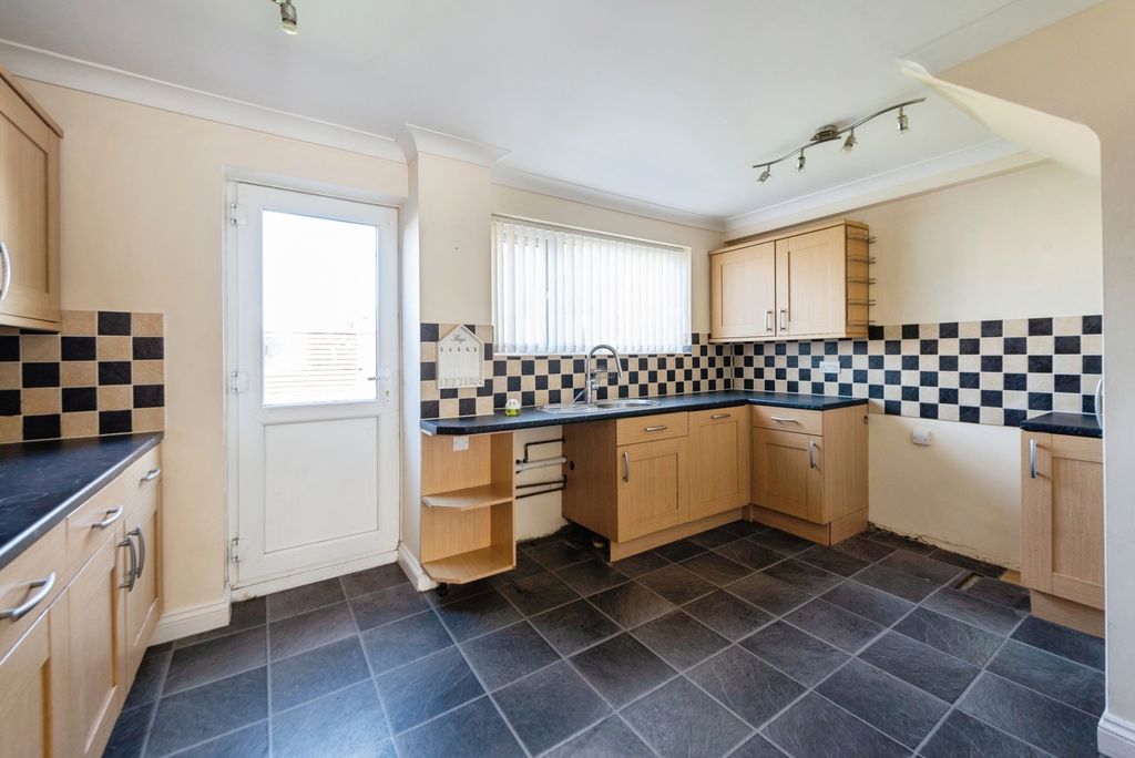 Property photo 2 of 17 Kitchen