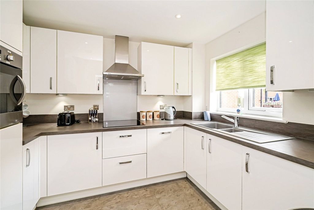 Property photo 3 of 10 Kitchen