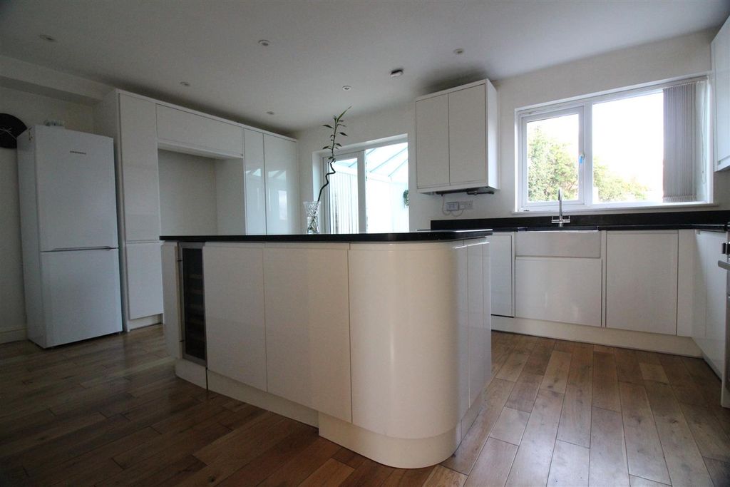 Property photo 3 of 14 8150E10E-2Bdd-4302-A8D2-Eaaf6D6462De.Jpeg