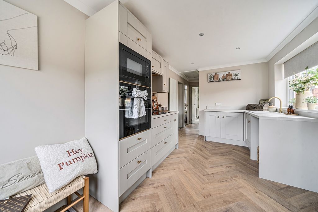 Property photo 2 of 20 1358708-11-68E78A46B1A90