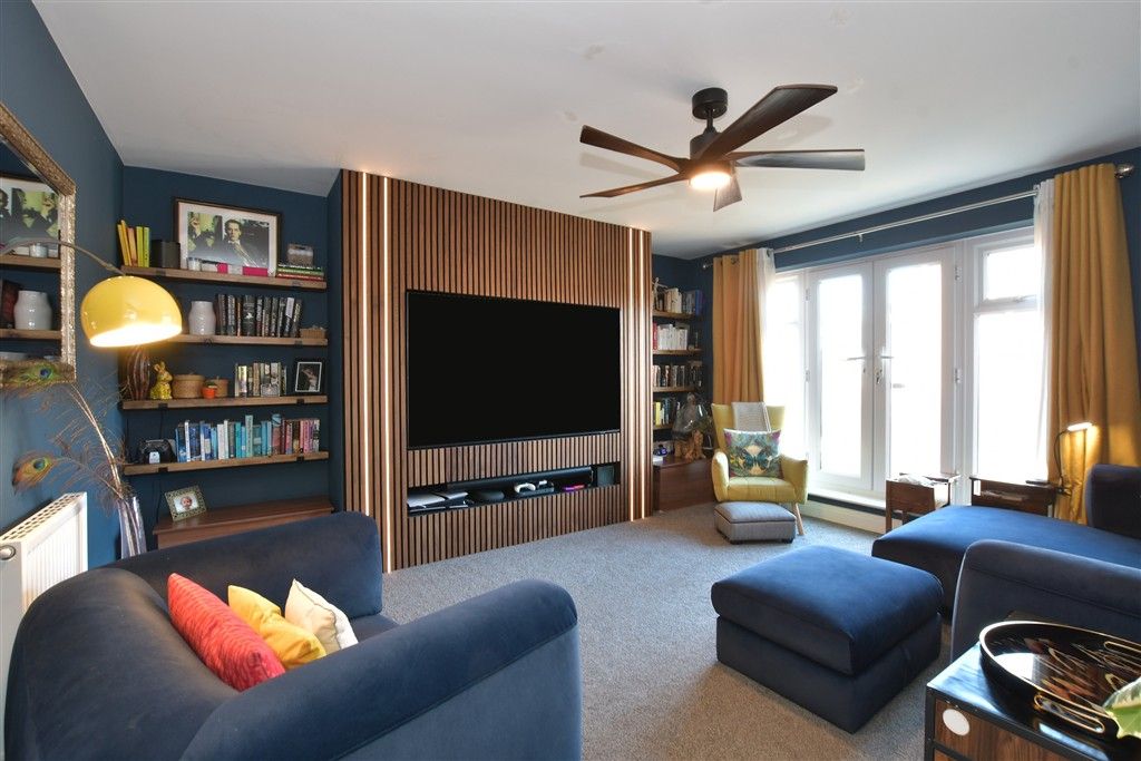 Property photo 3 of 15 Lounge