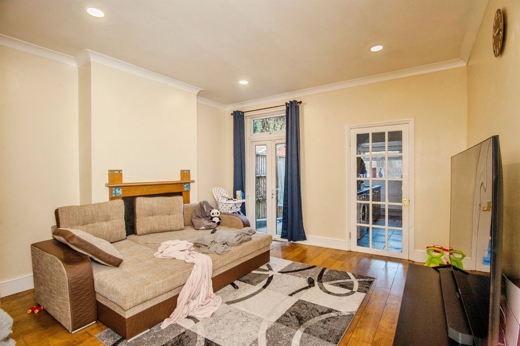 Property photo 2 of 20