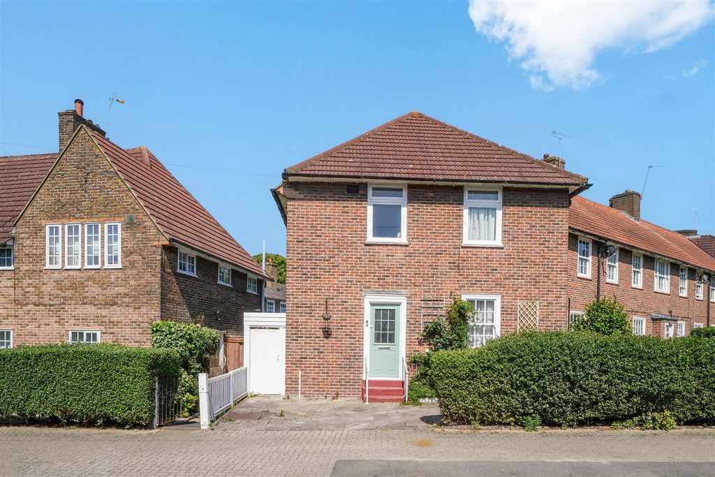 Property photo 1 of 18 Swinburne Road