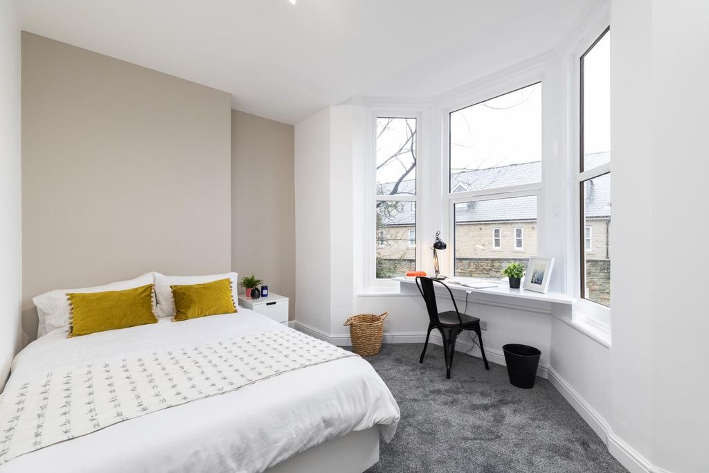 Property photo 3 of 9 Bright, Freshly Decorated Double Bedroom With A Co...