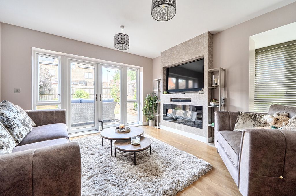 Property photo 2 of 27 1484622-15-6A44Ea...
