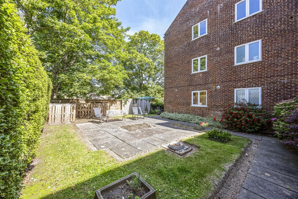 Property photo 3 of 16 Communal Gardens