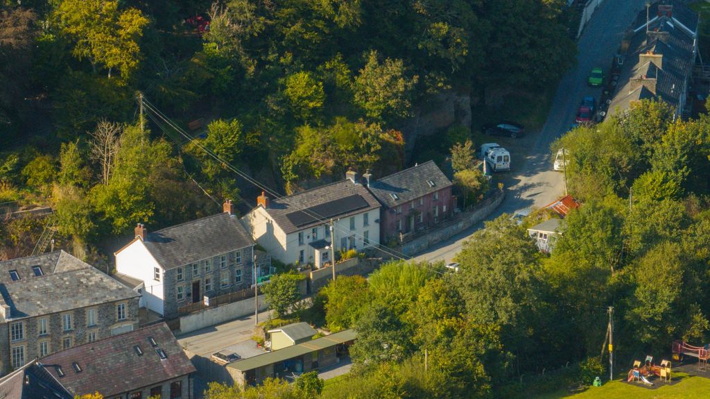 Property photo 3 of 44