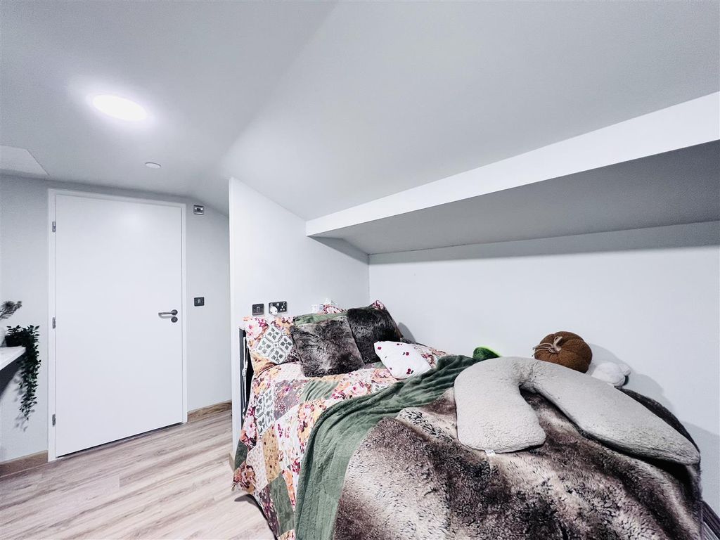 Property photo 3 of 12 Studio