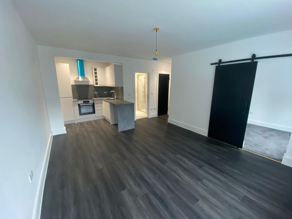 Property photo 1 of 8 1 Bed Flat To Rent High Street, Rayleigh Ss6