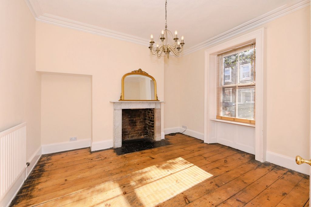 Property photo 3 of 10 Living Room