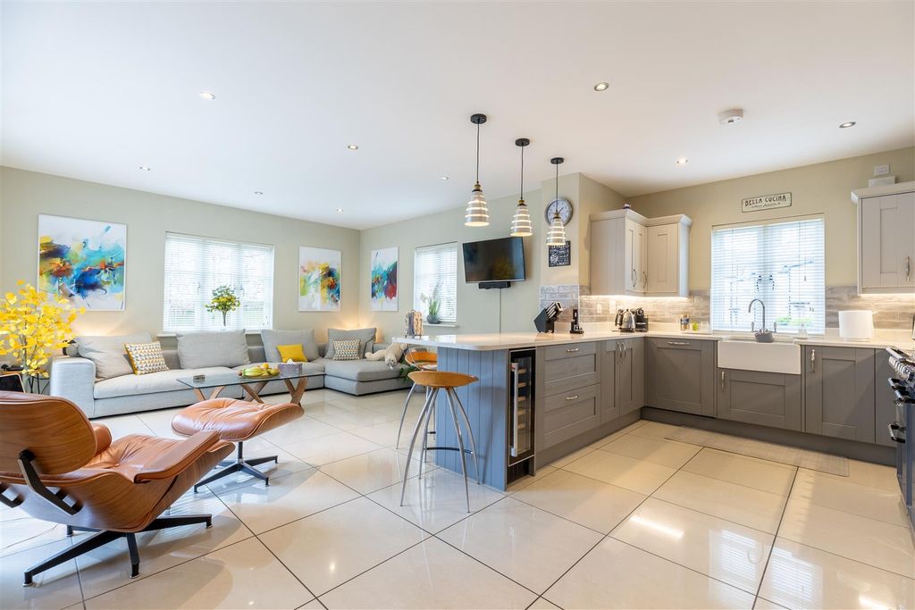 Property photo 3 of 28 13 Beecham Close (26).Jpg