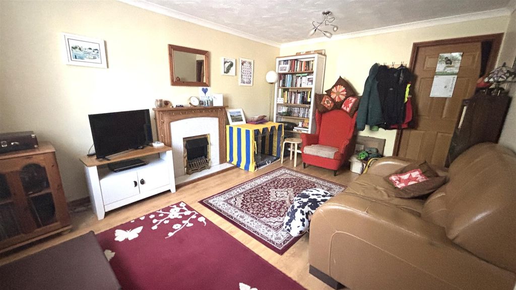 Property photo 2 of 10 Living Room