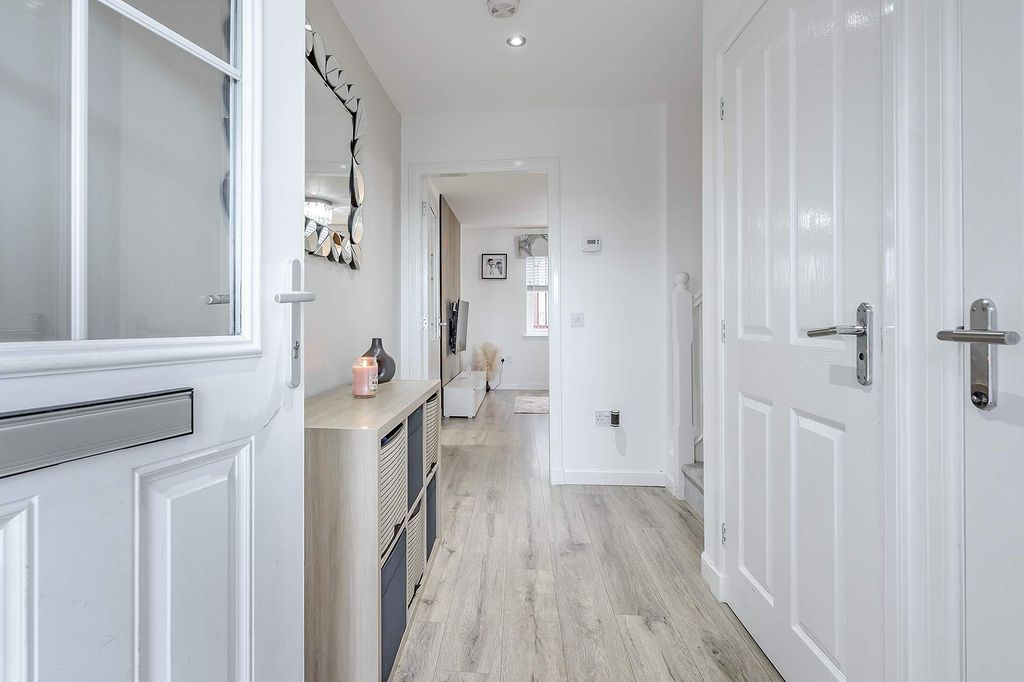 Property photo 2 of 31 Entrance Hallway