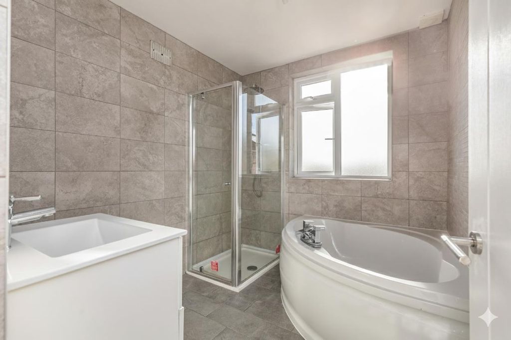 Property photo 3 of 9 Bathroom 1