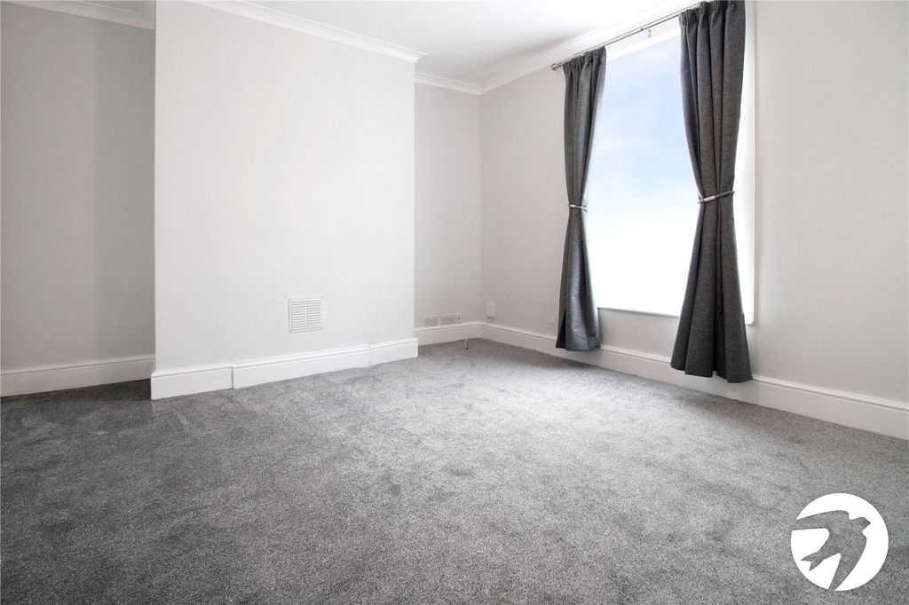 Property photo 2 of 8 Lounge