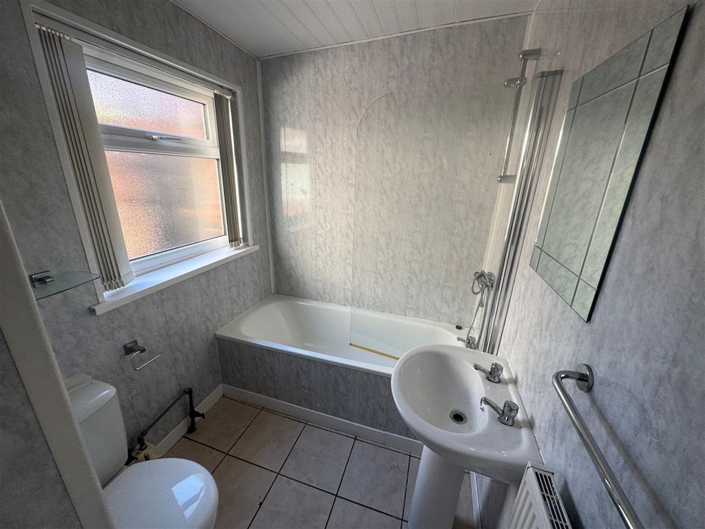 Property photo 3 of 7 Bathroom.Jpg