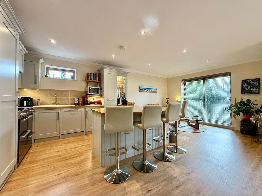 Property photo 2 of 32