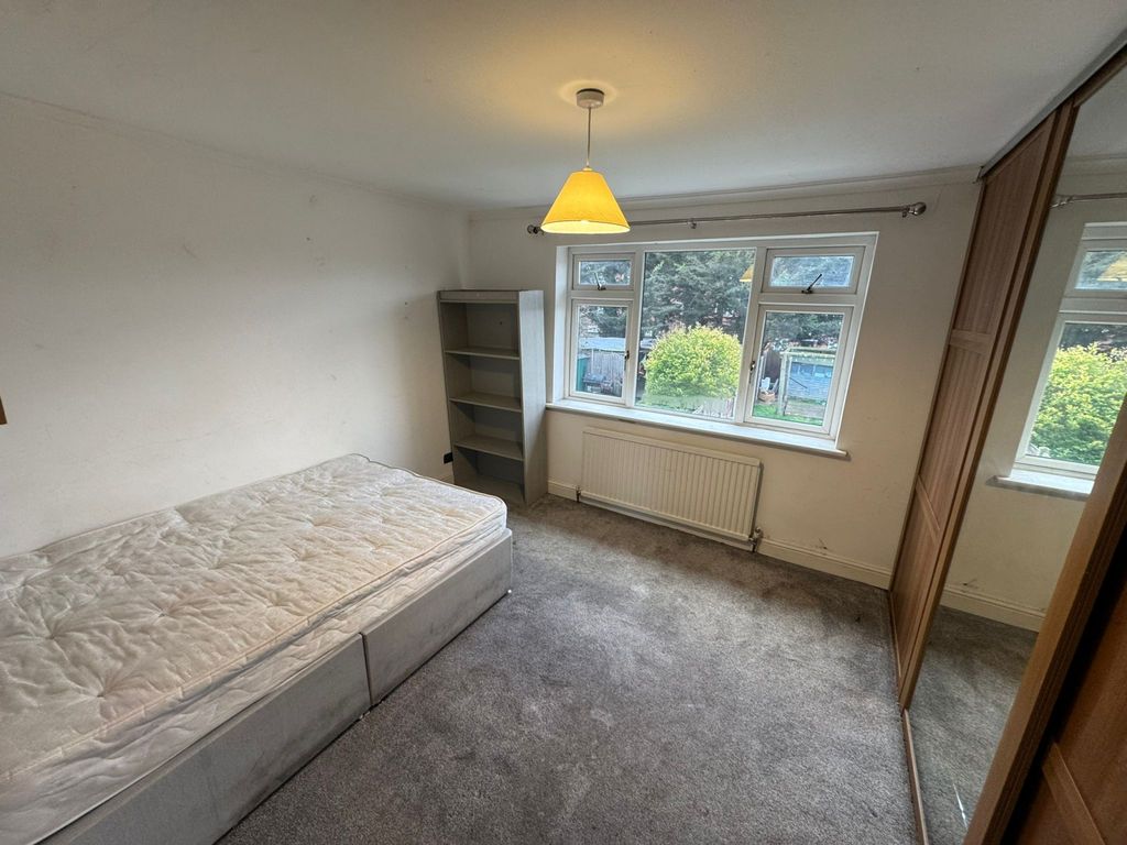 Property photo 1 of 9 4 Bed Home For Rent - Heston Tw5