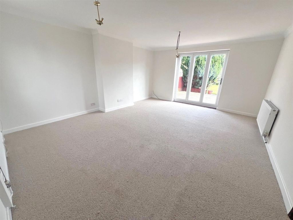 Property photo 2 of 10 L.Jpg