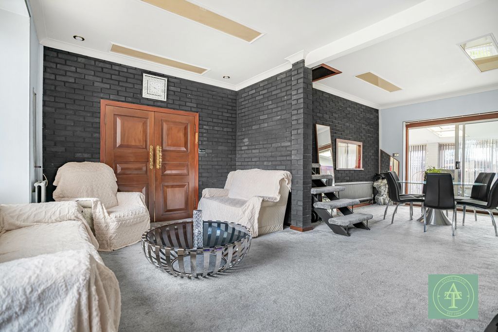 Property photo 3 of 28 Gallery