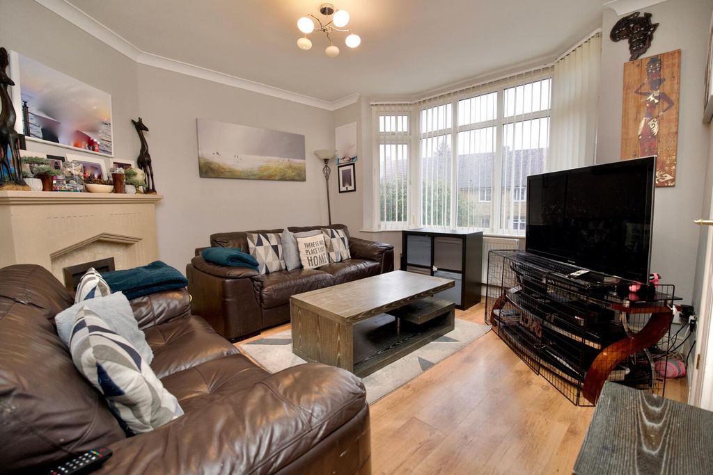 Property photo 2 of 11 Living Room