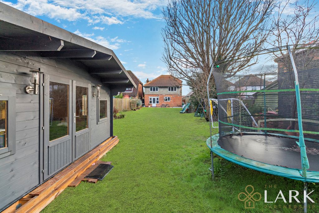 Property photo 3 of 24 8674370-Exteriorwm06-v2-800