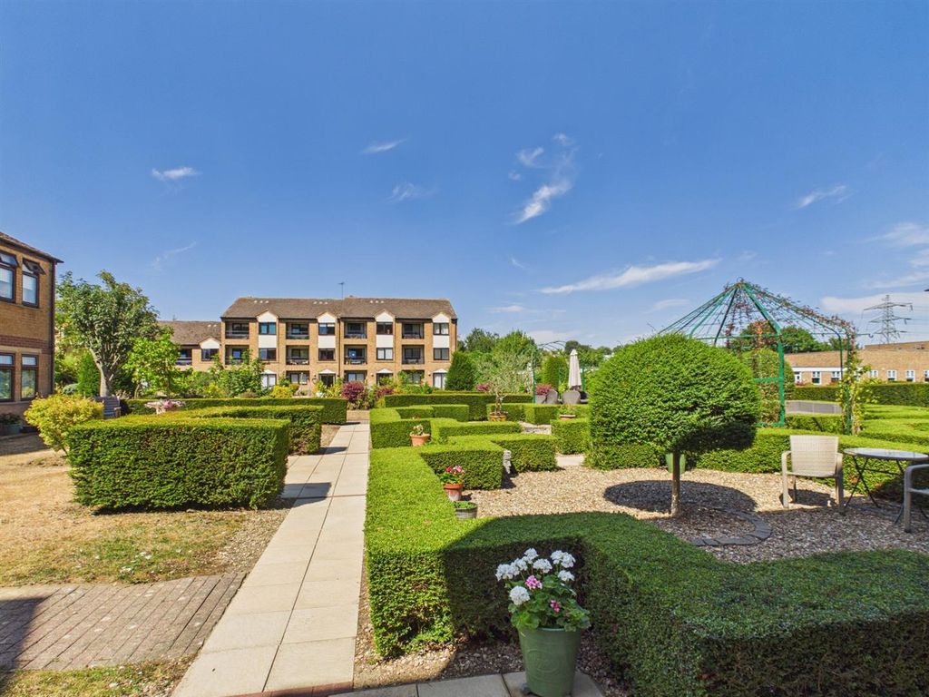 Property photo 3 of 12 Communal Gardens