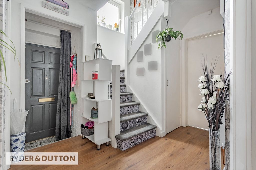 Property photo 3 of 26 Entrance Hall