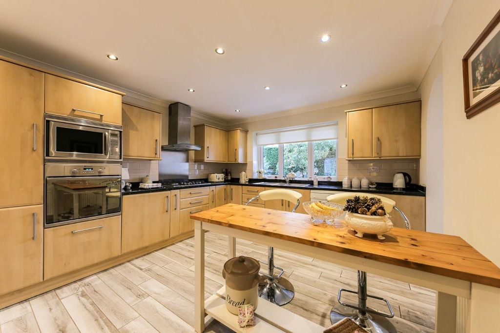 Property photo 3 of 17 Kitchen