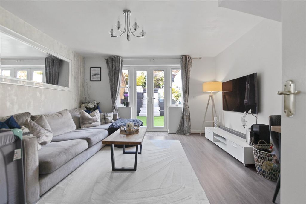 Property photo 3 of 26 Lounge