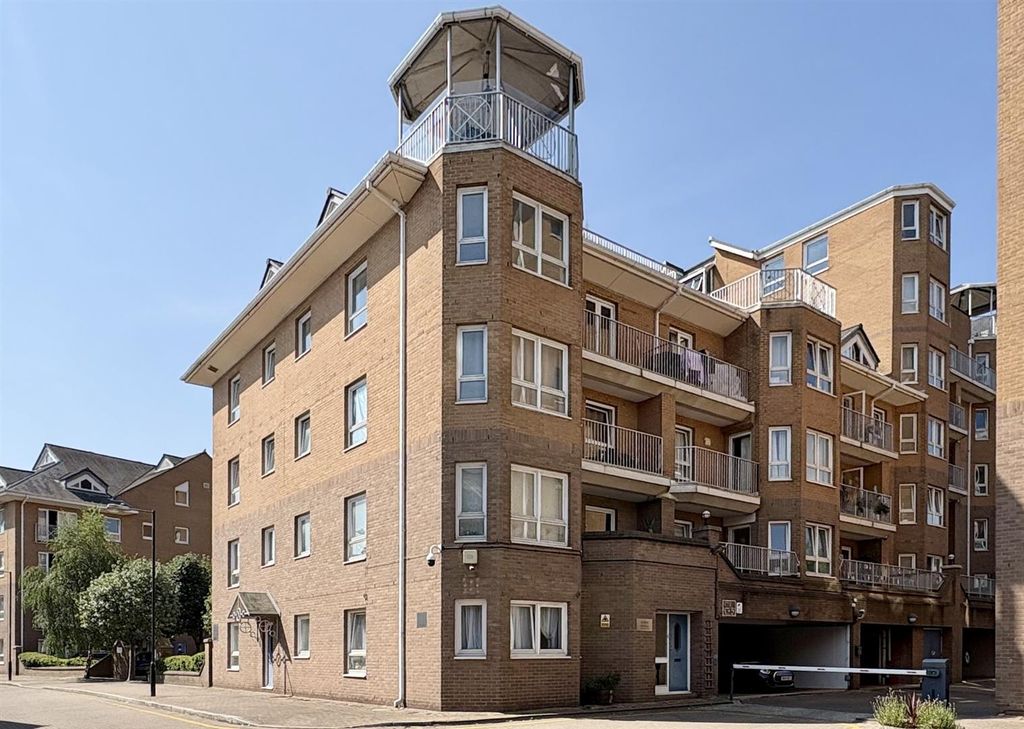 Property photo 1 of 10 Homer Drive, E14 For Sale By Barrain London Estate