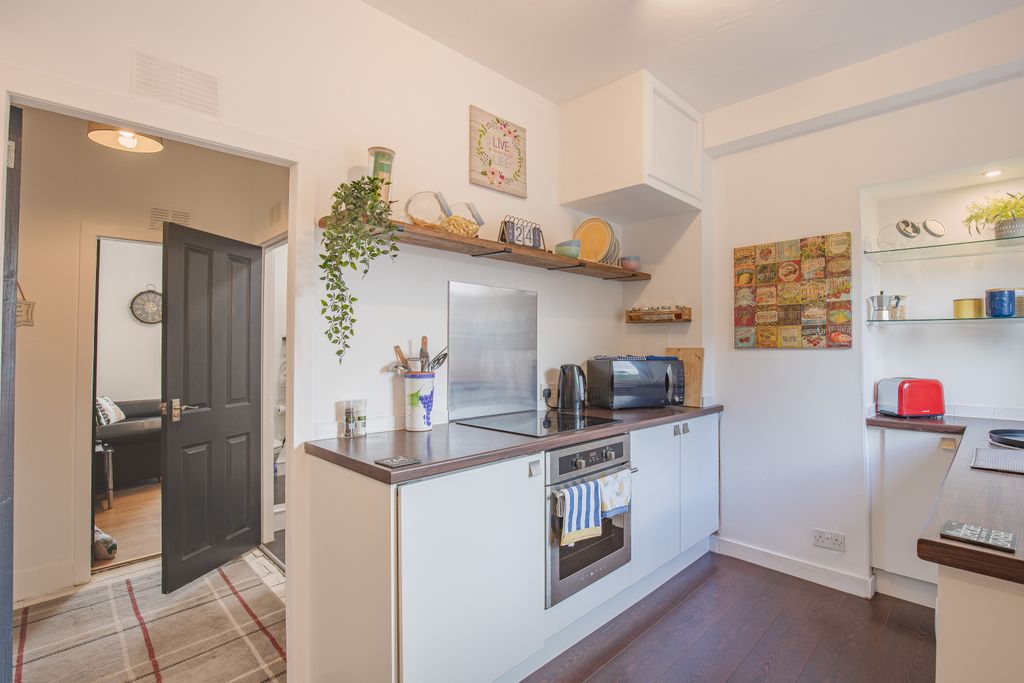 Property photo 1 of 9 Kitchenangle1
