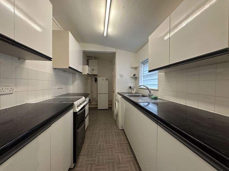 Property photo 3 of 11 Kitchen