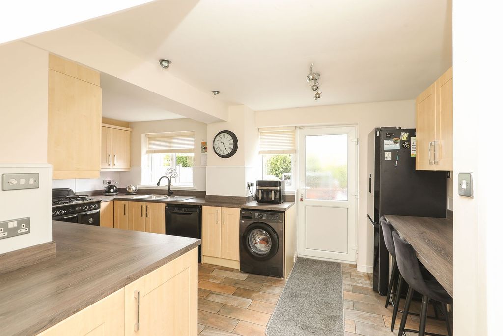 Property photo 2 of 31